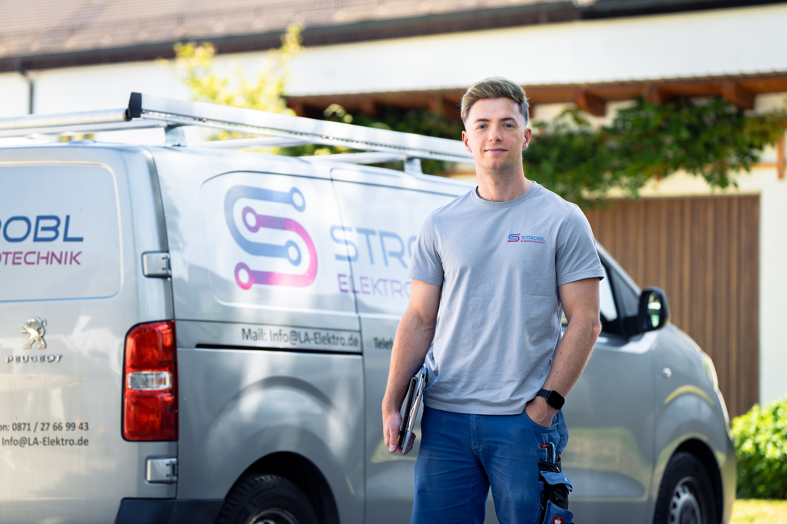 Elektriker vor Firmentransporter von Strobl Elektrotechnik